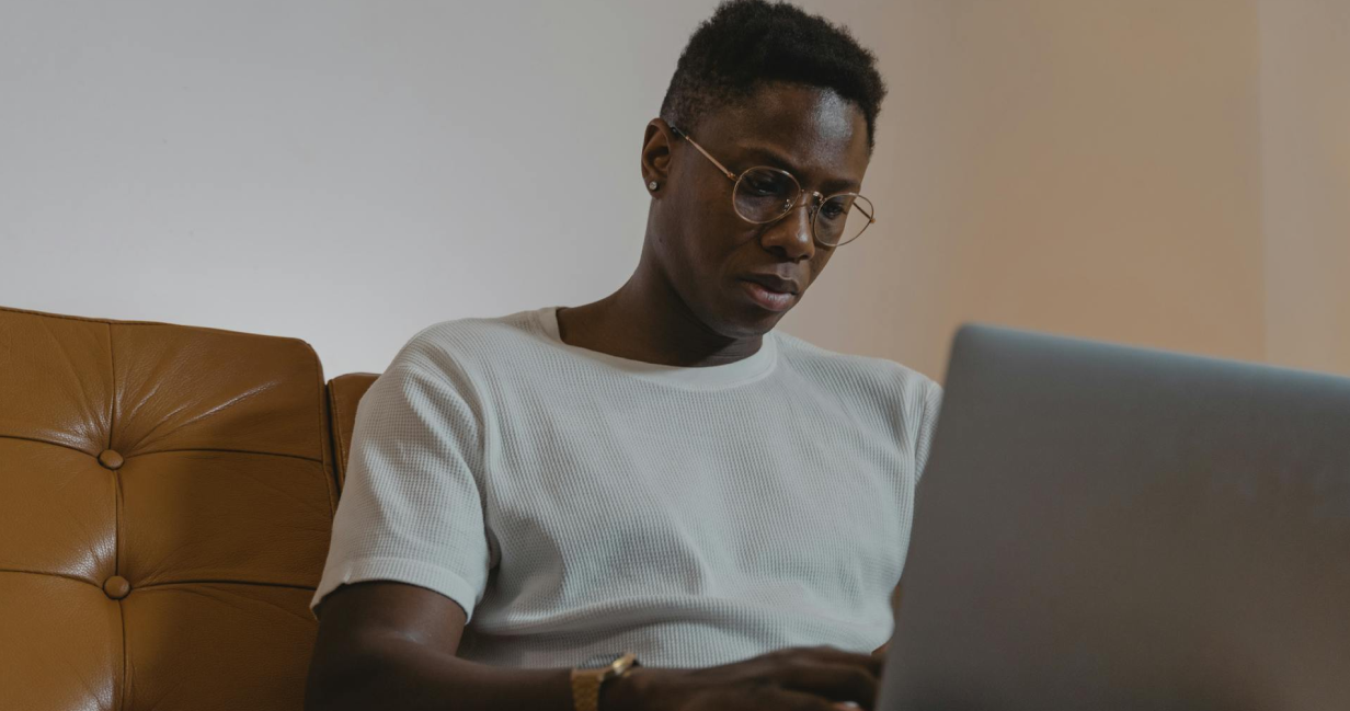 Person vor Laptop